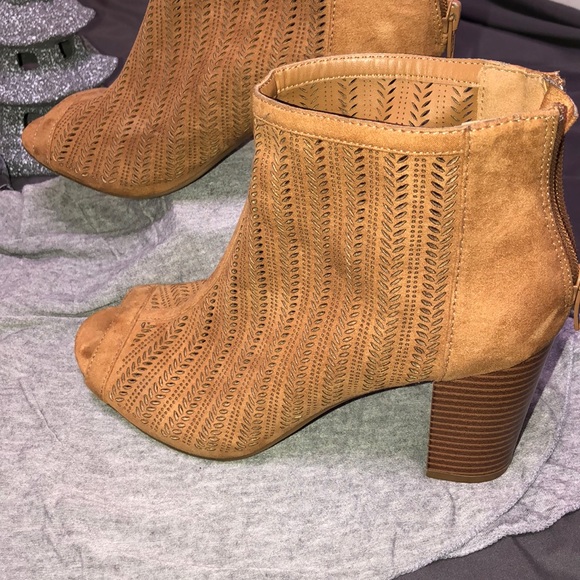 Beige open toe heeled boots - Picture 2 of 4